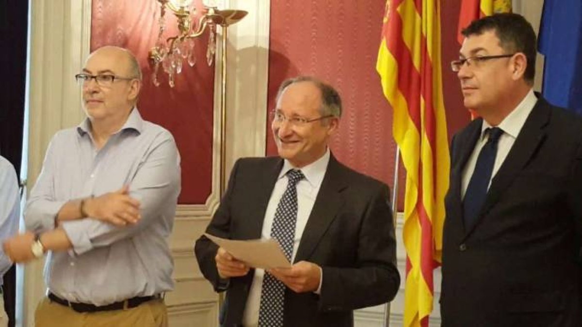El conseller de Transparencia, Manuel Alcaraz, el director de la Agencia Antifraude, Joan Llinares, y el presidente de Les Corts, Enric Morera.