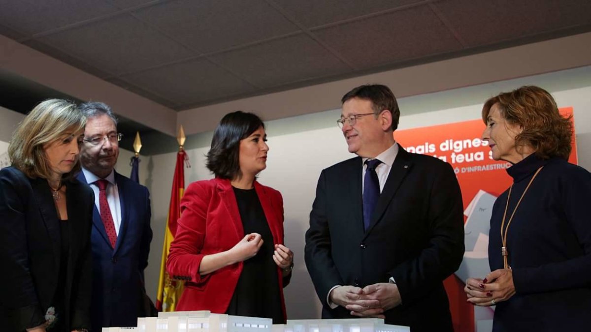 La consellera Carmen Montón, junto al presidente de la Generalitat, en la presentación del proyecto del nuevo espacio sanitario de Campanar