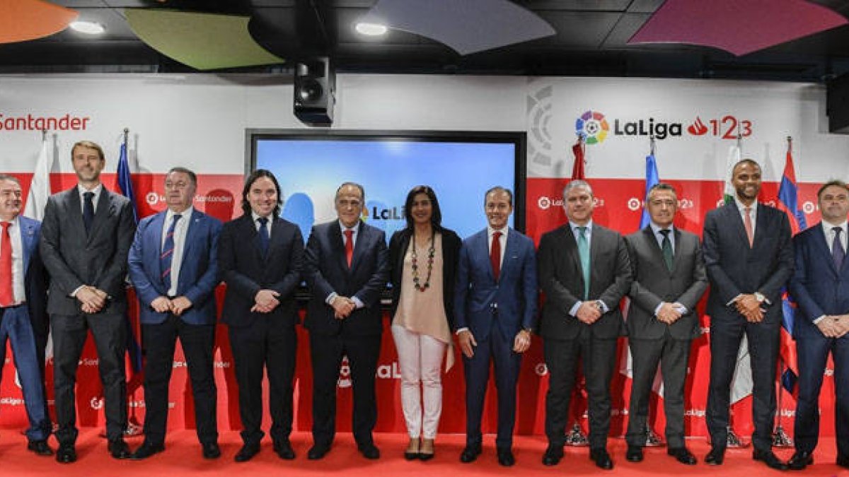 LaLiga con los representantes de los clubes ascendido a Segunda A.