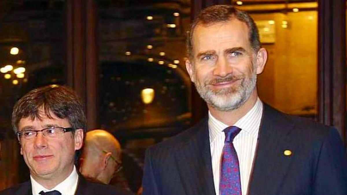 Carles Puigdemont y el Rey Felipe, en una imagen de archivo.