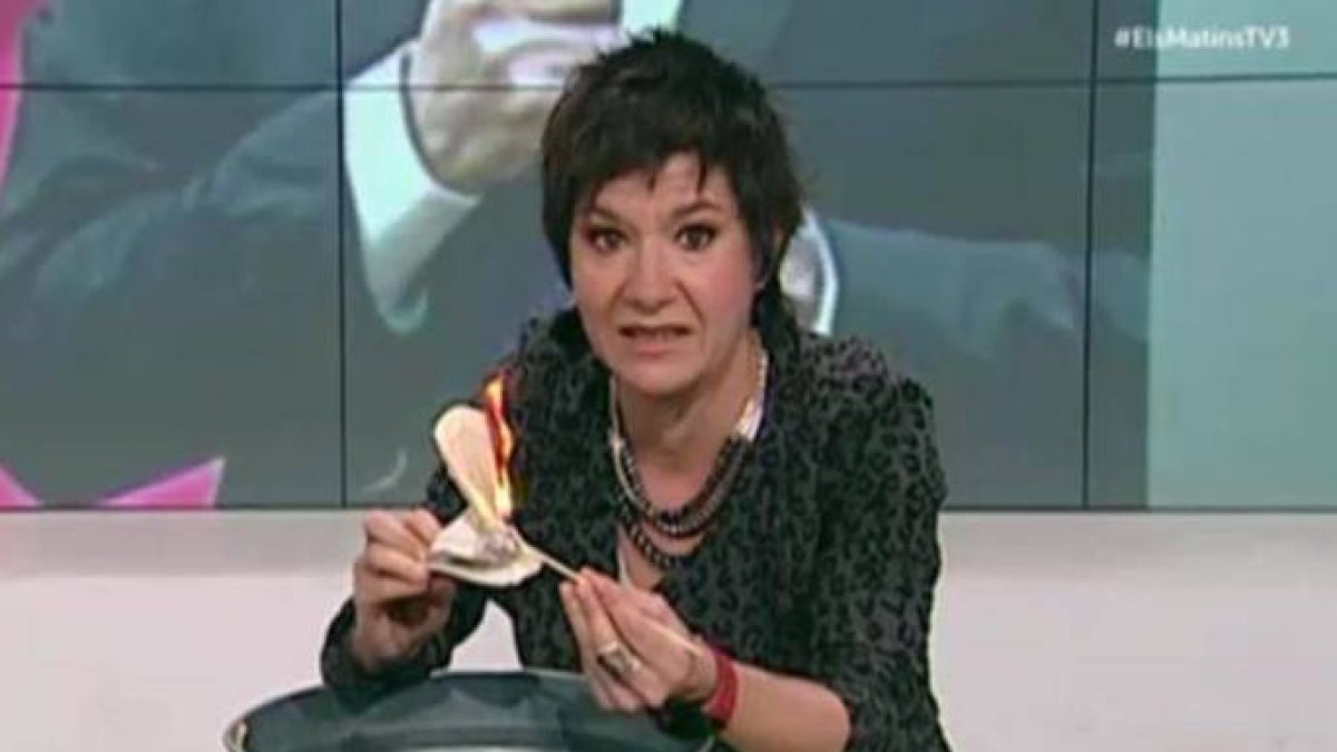 Empar Moliner quemando un ejemplar de la Constitución.