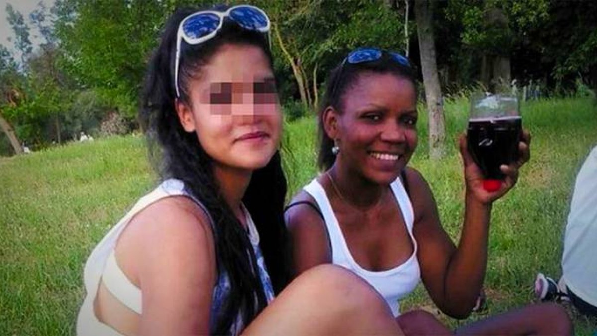 Ana Julia Quezada, junto a su hija en un picnic familiar.