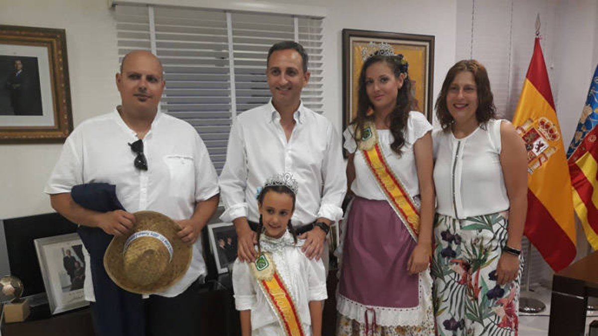 El alcalde de Calp, César Sánchez, con las reinas de fiestas.