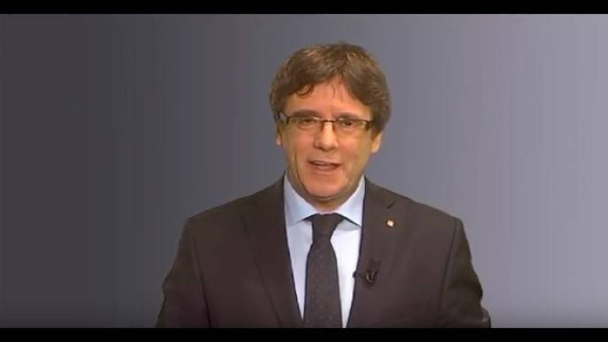 Puigdemont y Assange, la pareja de fugitivos del año para la revista 'Time'