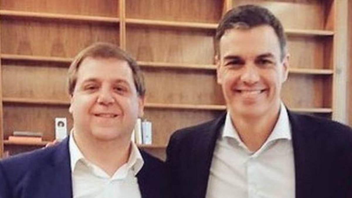 Pedro Sánchez, con quien ha sido su jefe de gabinete, Juanma Serrano.