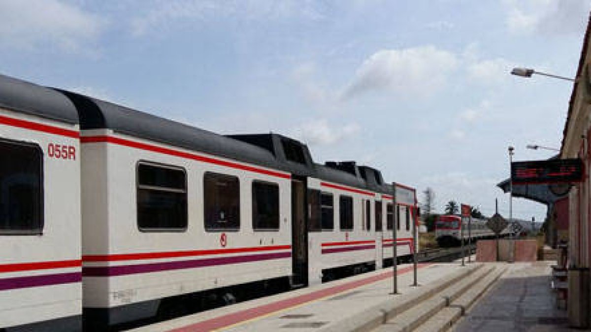 Tren diésel a su paso por la estación de Torrellano.