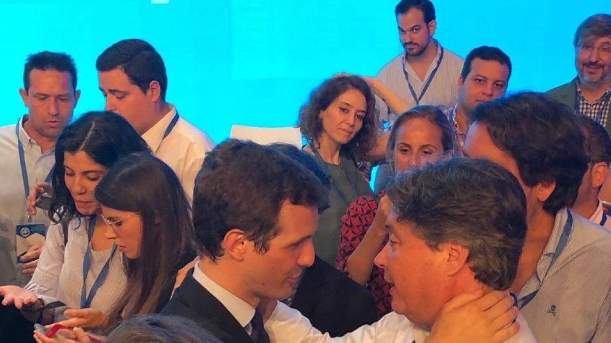 Casado y Santamaría se saludan