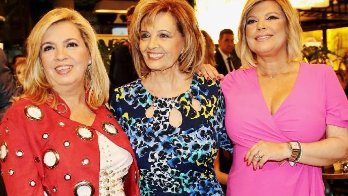 Terelu, junto a su madre y a su hermana