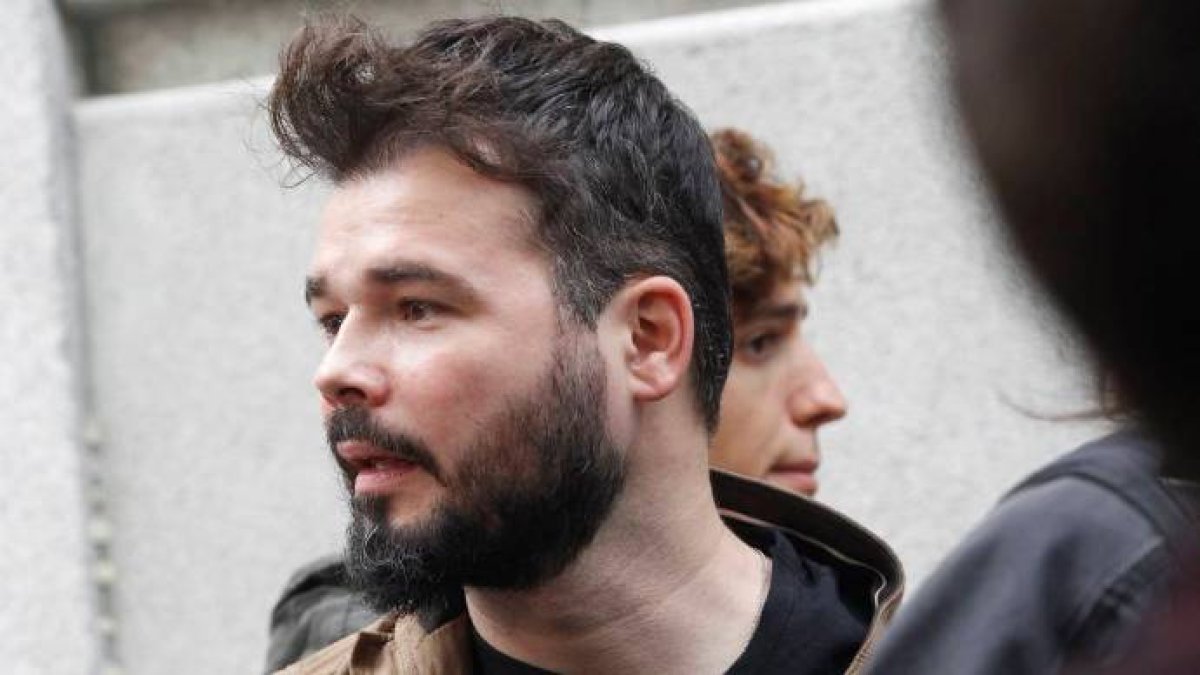 Rufián lanza un SOS a la Guardia Civil para que le proteja de unas 