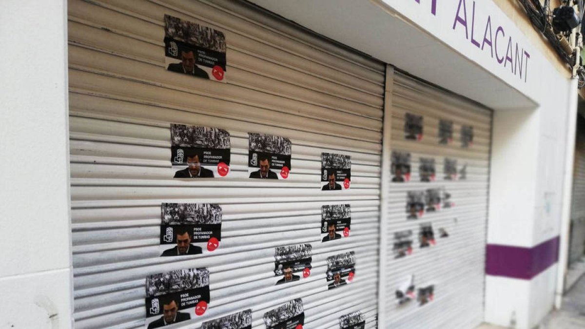 La sede de Podemos de Alicante amanece llena de pasquines.