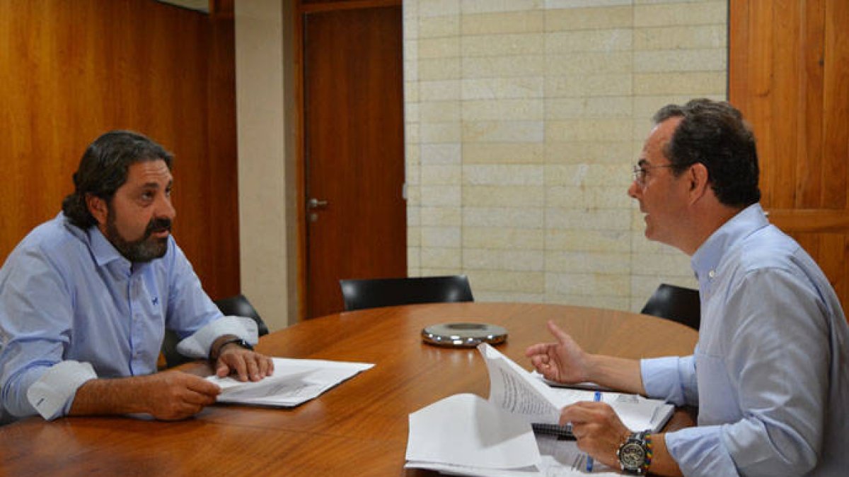 El edil Carlos Castillo con el concejal no adscrito Fernando Sepulcre.