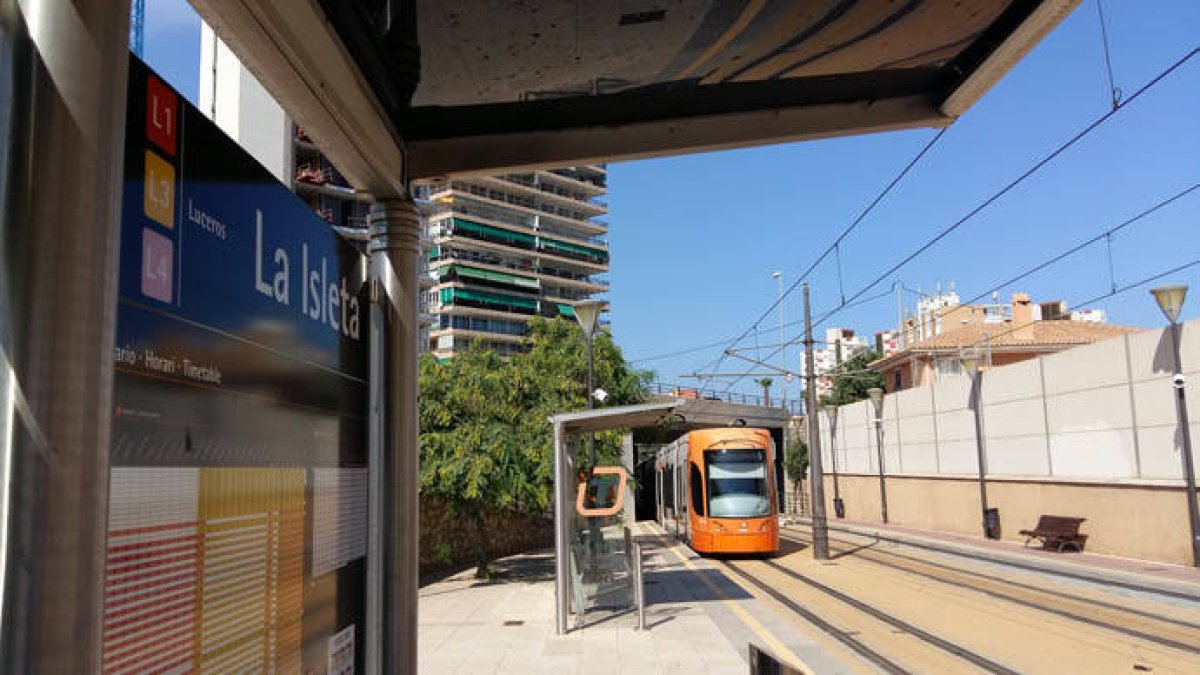 Desde este lunes el TRAM no para en la estación de La Isleta, en la Albufereta.