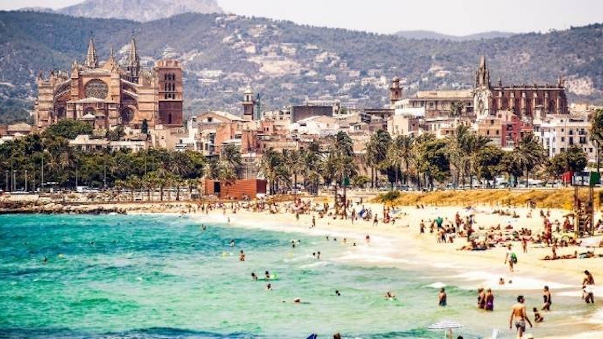 El número de turistas baja en julio, pero gastan más