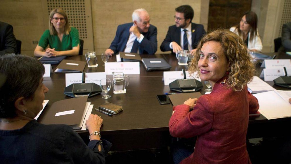 La ministra Batet, y al fondo, Artadi, Maragall y Aragonés.