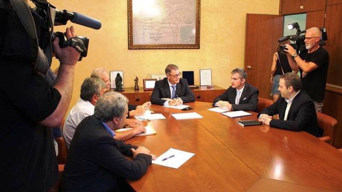 Reunión de Mario Urrea con Miguel Ángel del Amor.