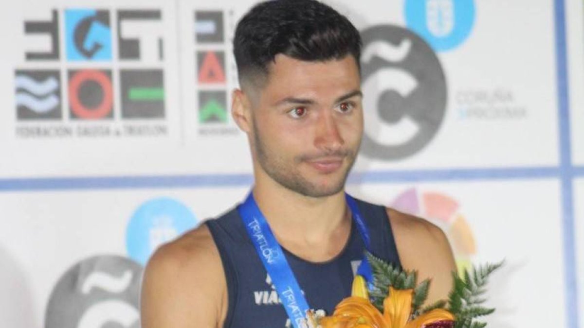 Roberto Sánchez Mantecón, recibiendo el ramo que le acredita como nuevo campeón de España