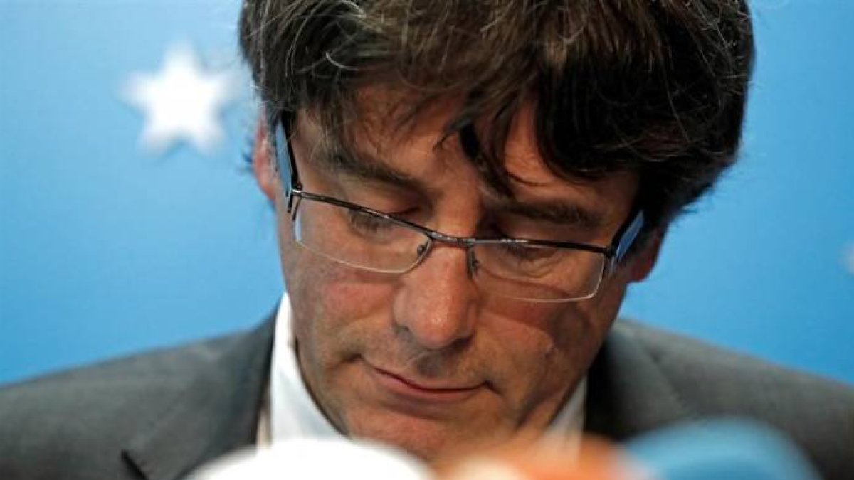 Puigdemont, mirando un codillo