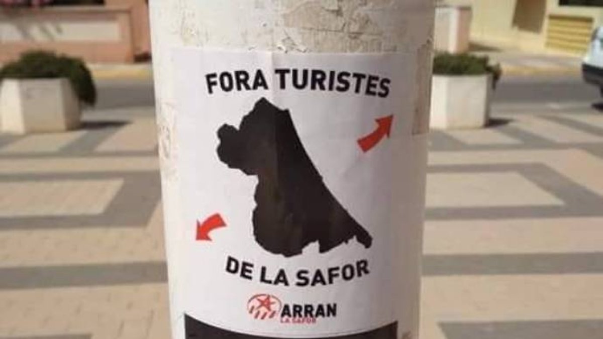 Cartel de Arran La Safor en una farola de la Playa de Gandía