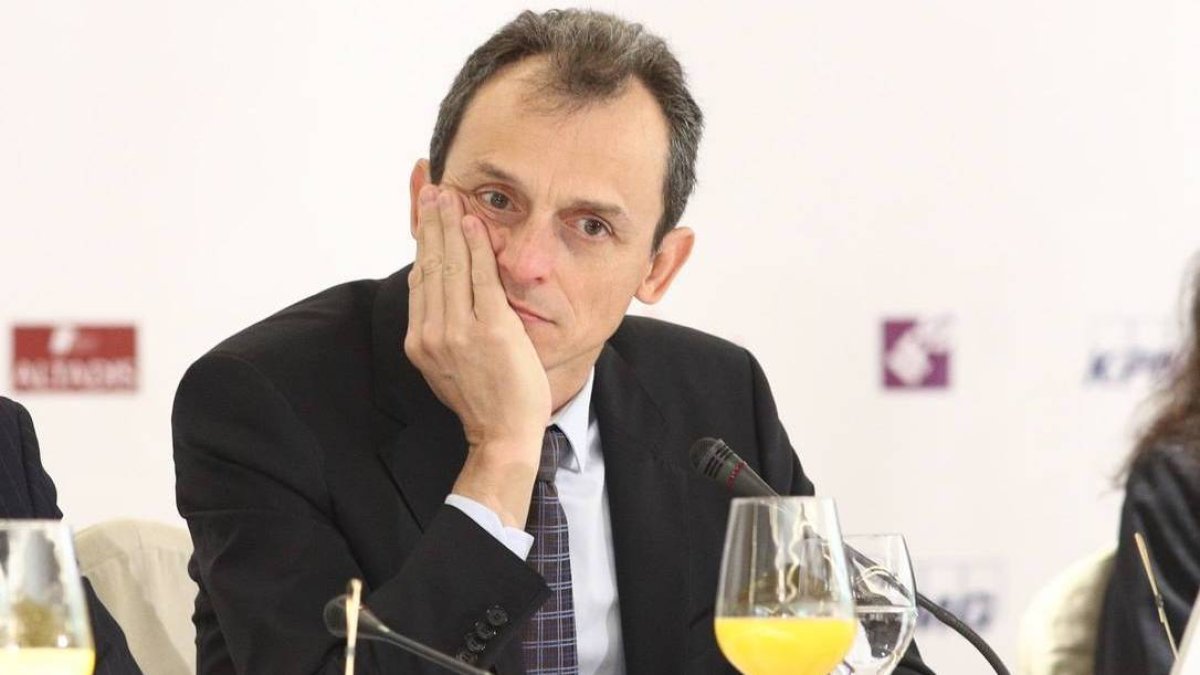 Pedro Duque estrena la primera 'pasarela CIS' con Tezanos al frente