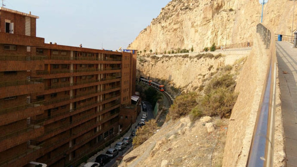 Un tranvía pasa por la zona donde se cayó los cables de la catenaria.