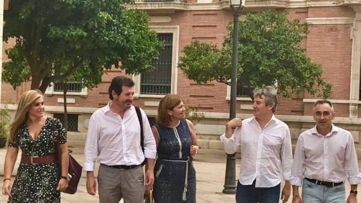 Eva Ortiz, José Ciscar, Isabel Bonig, Rubén Moreno y Miguel Barrachina. Foto: El Mundo