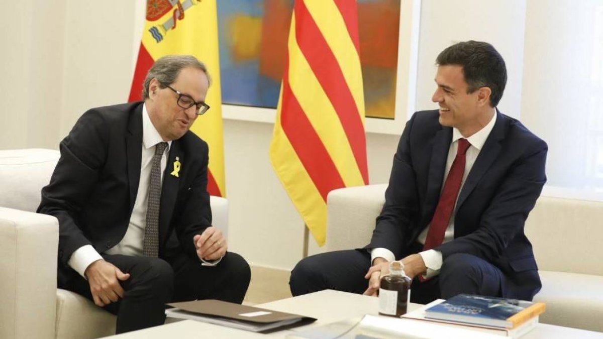Pedro Sánchez, junto con Quim Torra, en la entrevista que mantuvieron en La Moncloa.