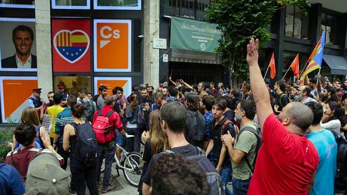 Uno de los acosos que ha recibido la sede de Cs. Una imagen del 3 de octubre.