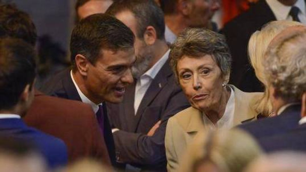 Rosa María Mateo, junto a Pedro Sánchez, en el acto organizado por La Moncloa por los 100 días de gobierno.