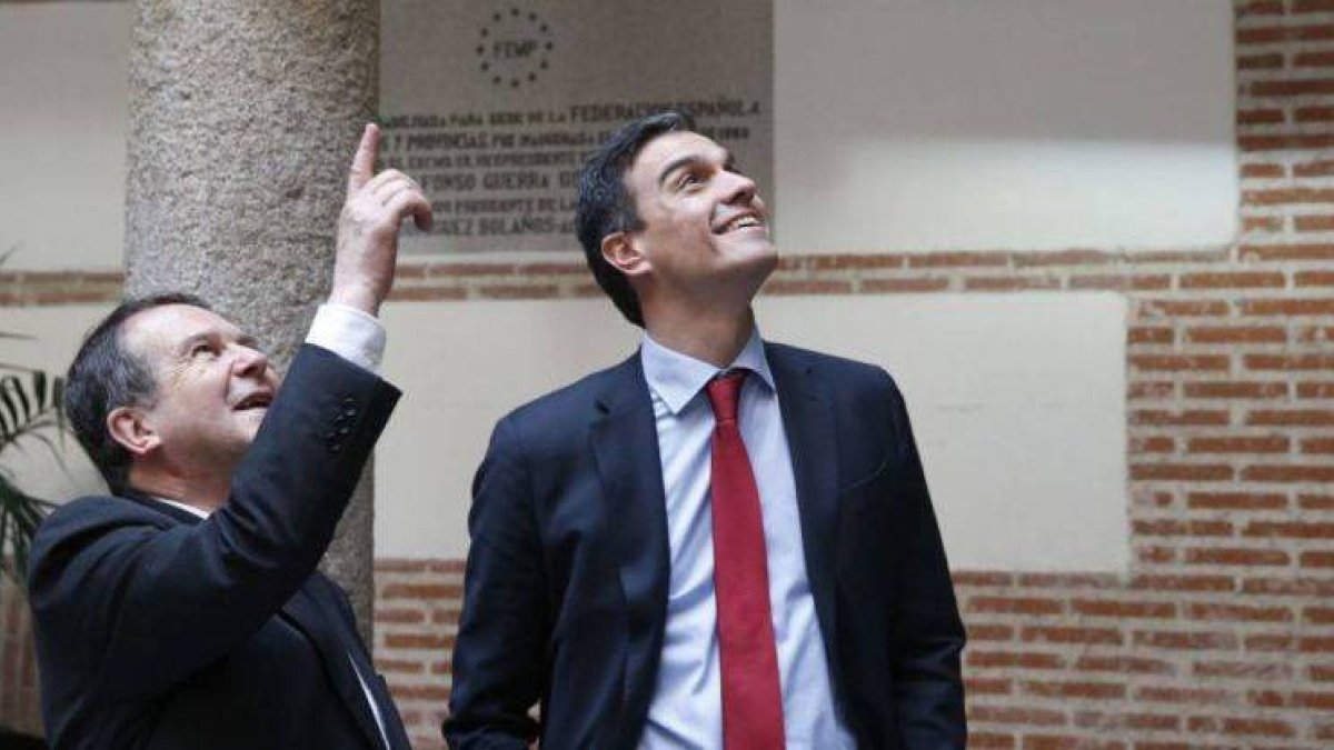 Pedro Sánchez y Abel Caballero en la sede de la FEMP.