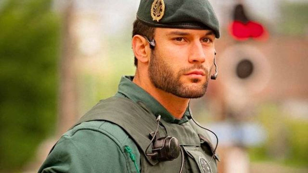 El apuesto guardia cvil ha sido localizado.
