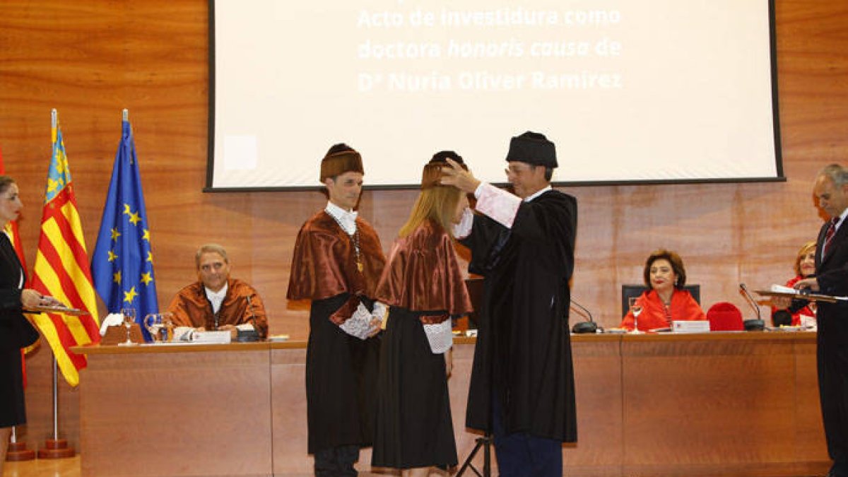 Nuria Oliver recibe la distinción de Doctora Honoris Causa.