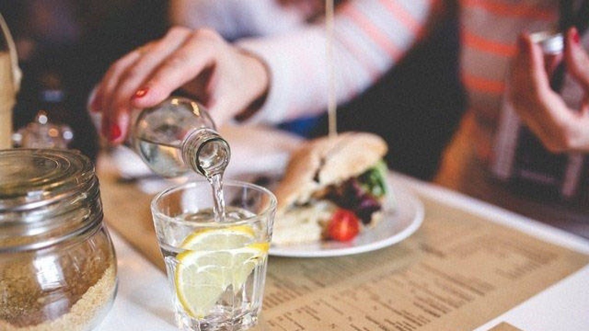El agua embotellada cada vez grava más los bolsillos de los consumidores.
