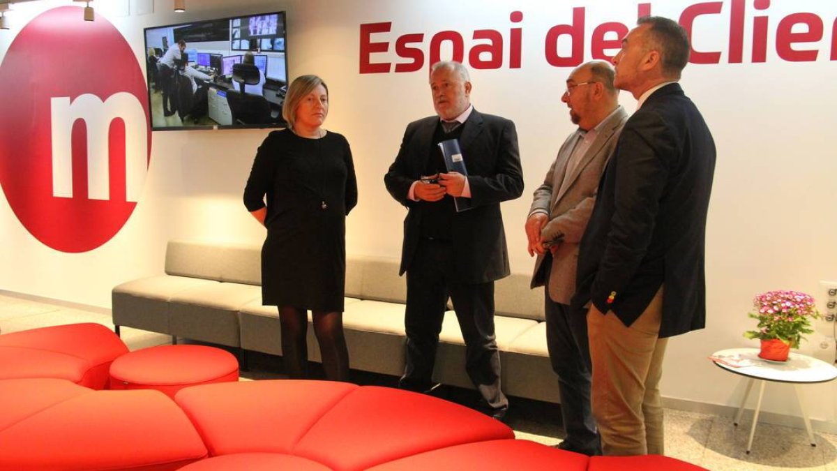La consellera Salvador con el gerente de FGV, el responsable de Comunicación y ex director de Atención al Cliente, Francesc Romeu.