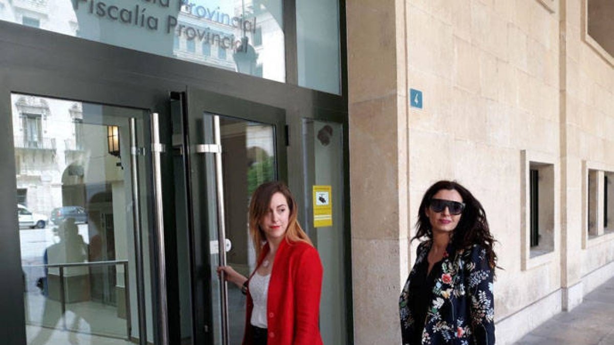Nerea Belmonte y Elsa Martínez a su entrada en la Audiencia de Alicante.