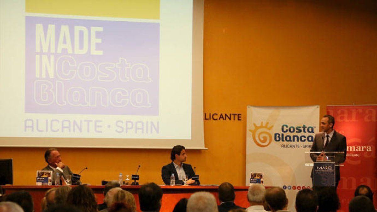 Juan Riera, Eduardo Dolón y César Sánchez en lapresentación de 'Made in Costa Blanca'.