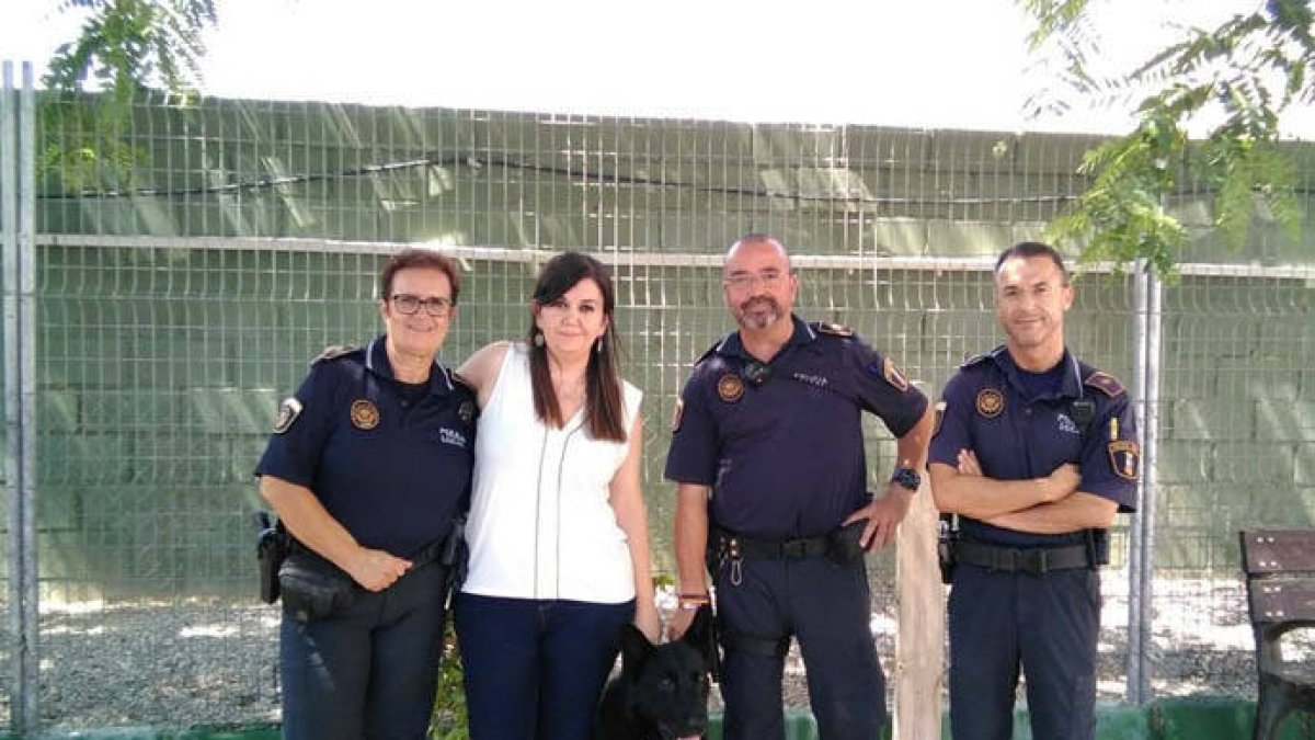 La Shaila Villar junto a miembros de la unidad canina de Alicante.