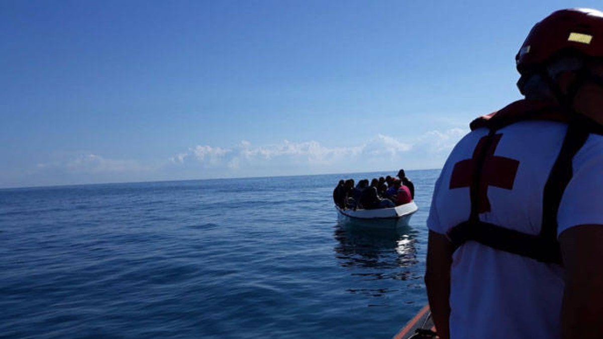 Cruz Roja ha localizado a la patera.