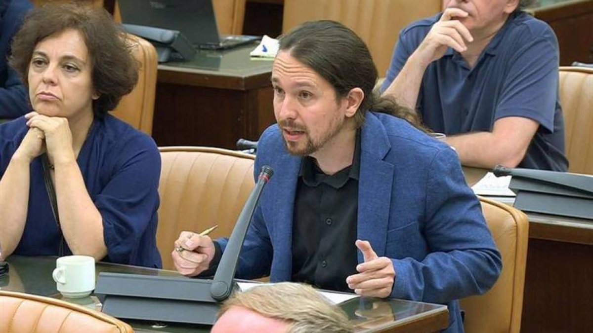 Pablo Iglesias durante la comparecencia de Aznar en el Congreso.
