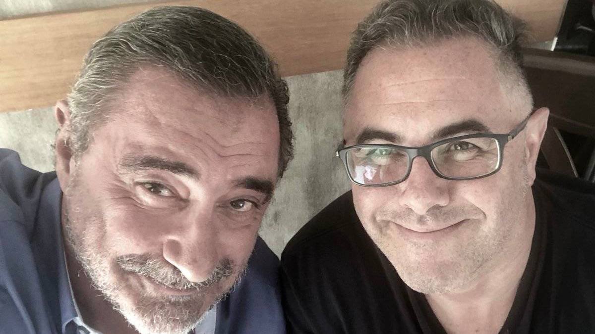 Carlos Herrera, junto a Salas, este lunes ejerciendo en Marbella de improvisados DJs (Twitter Carlos Herrera)