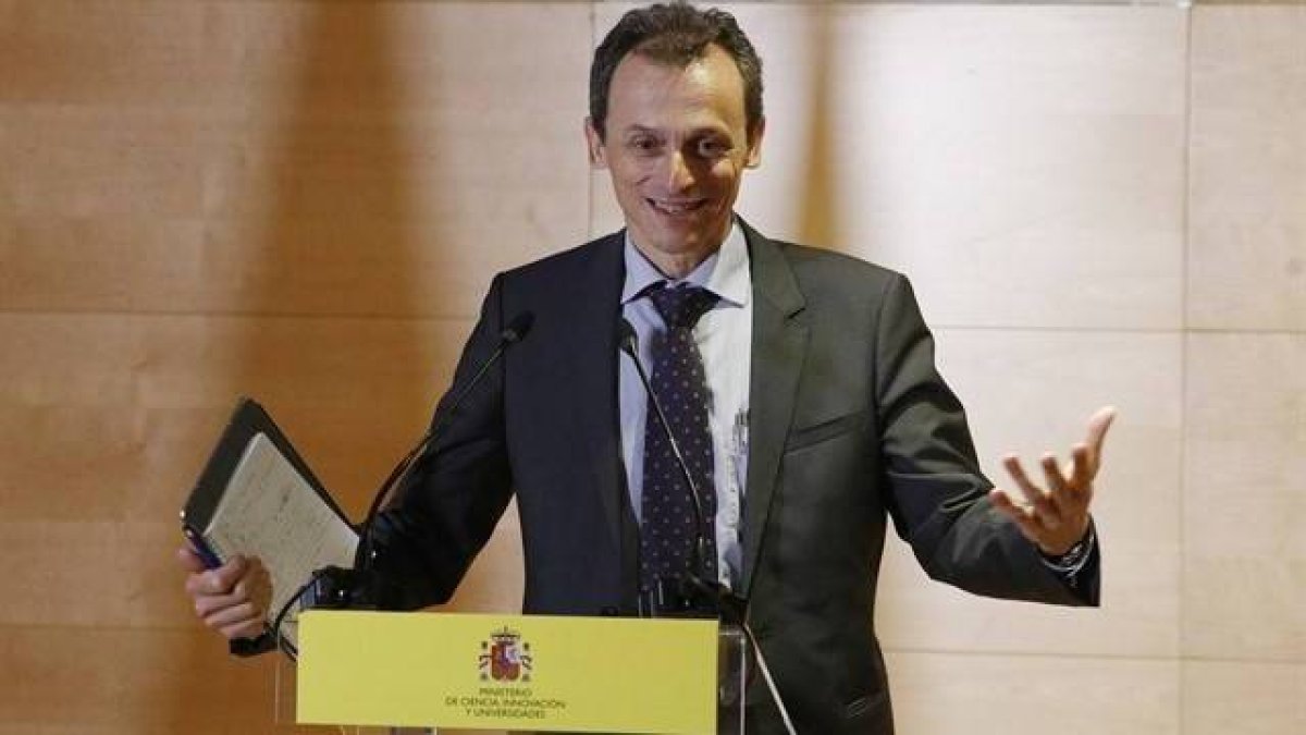 El ministro Duque, en la Luna: