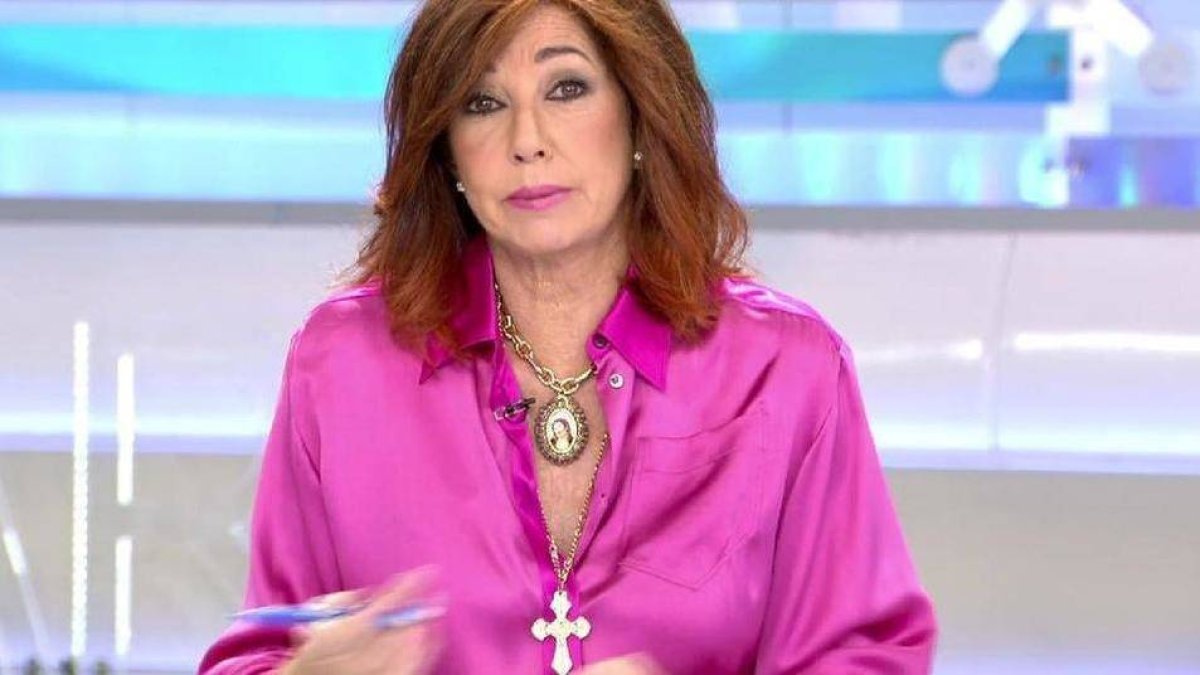 El misterioso medallón de Ana Rosa Quintana que se llevó todas las miradas