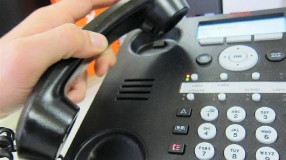 Una persona llamando por teléfono