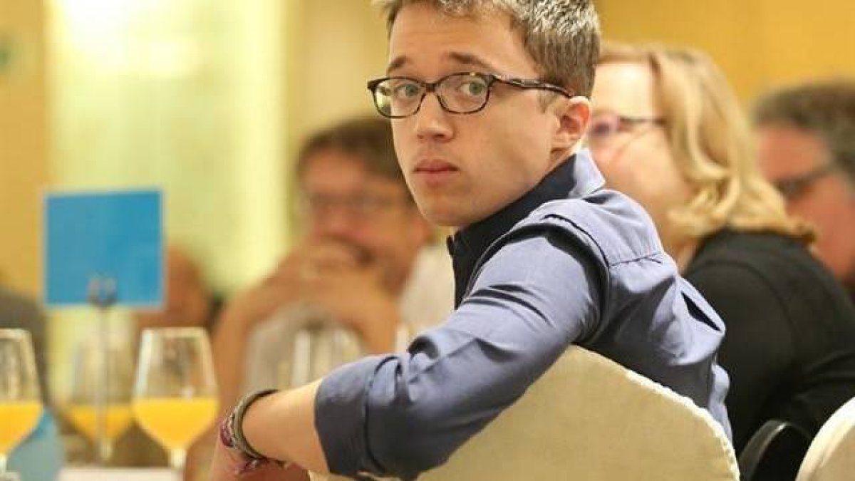 Errejón arremete contra Sánchez por pasarse el día en el Falcon