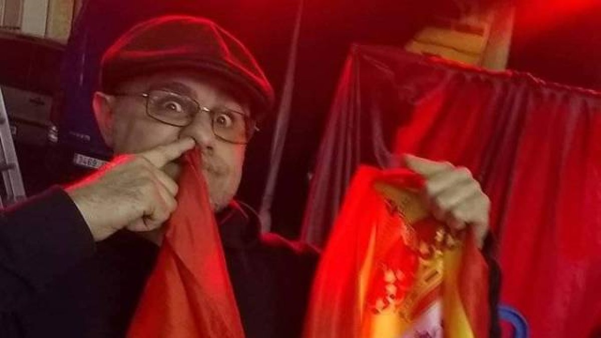 Imagen de Xavi Castillo con la bandera de España en sus perfiles sociales