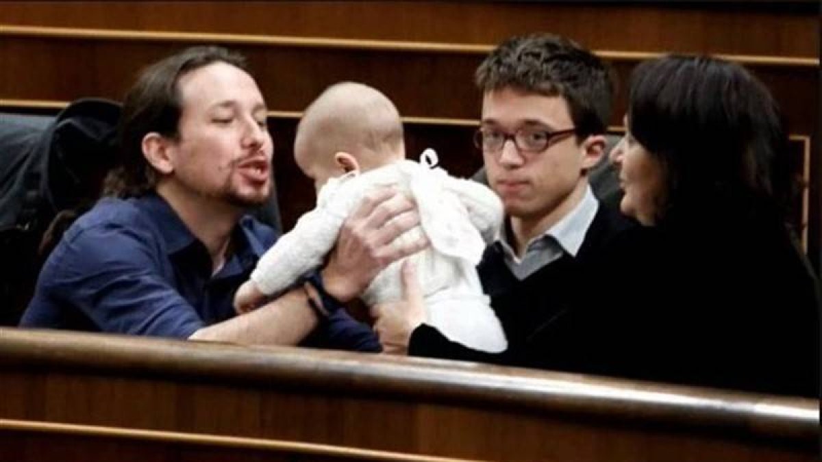 Iglesias y Errejón, con el bebé de Bescansa en enero de 2016 en el Congreso