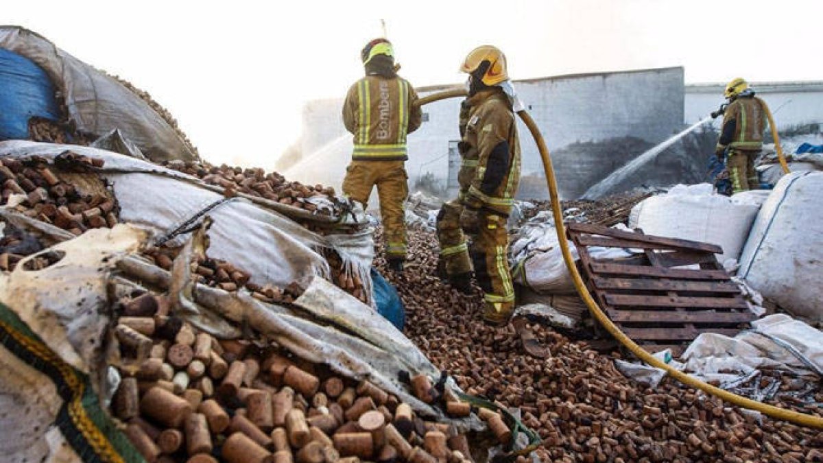 Un espectacular incendio calcina cuatro naves industriales en Crevillent
