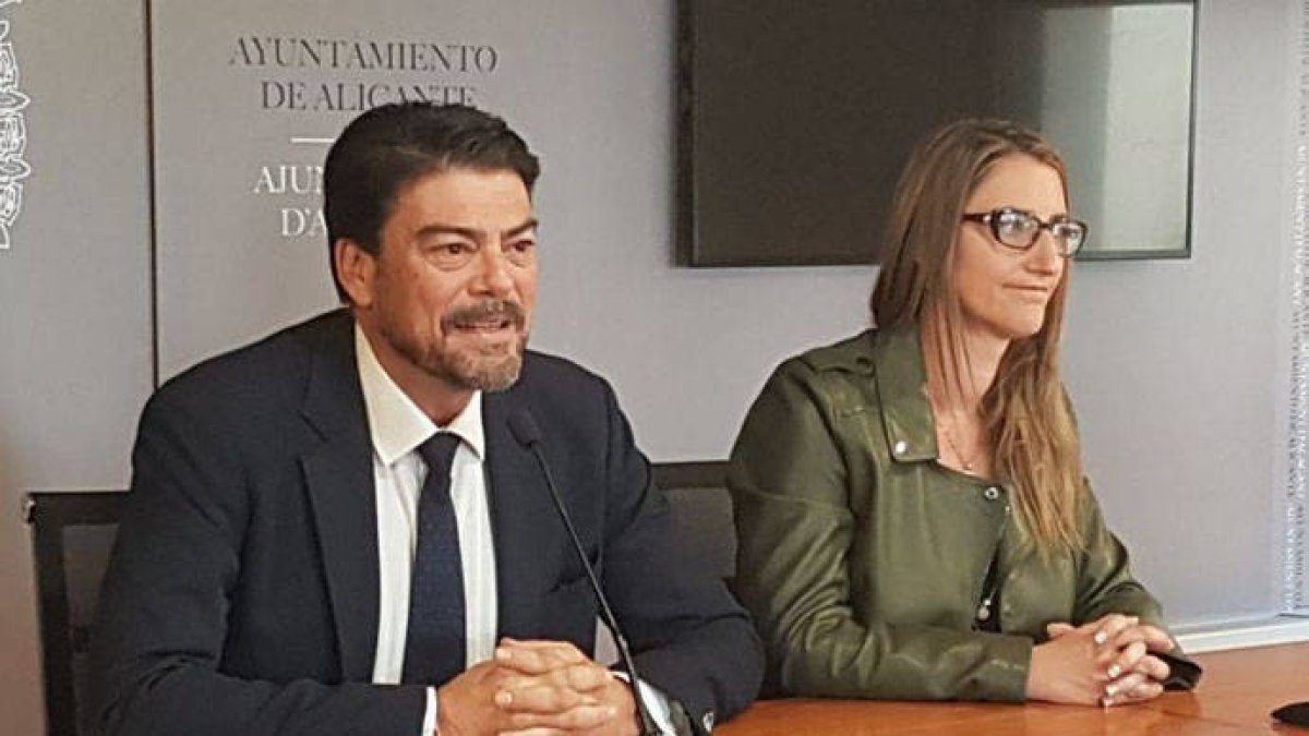 La edil Mari Carmen de España junto al alcalde Luis Barcala.