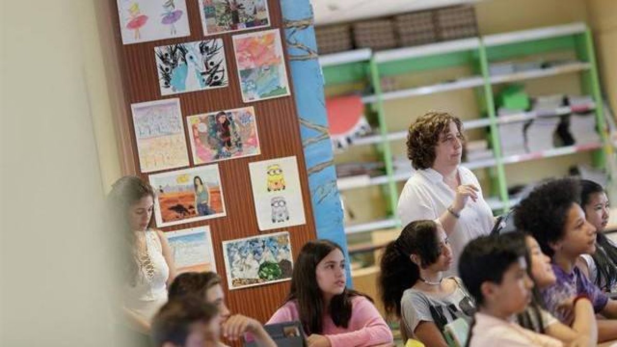 Denuncian a la Conselleria por los impagos de nóminas a profesores interinos