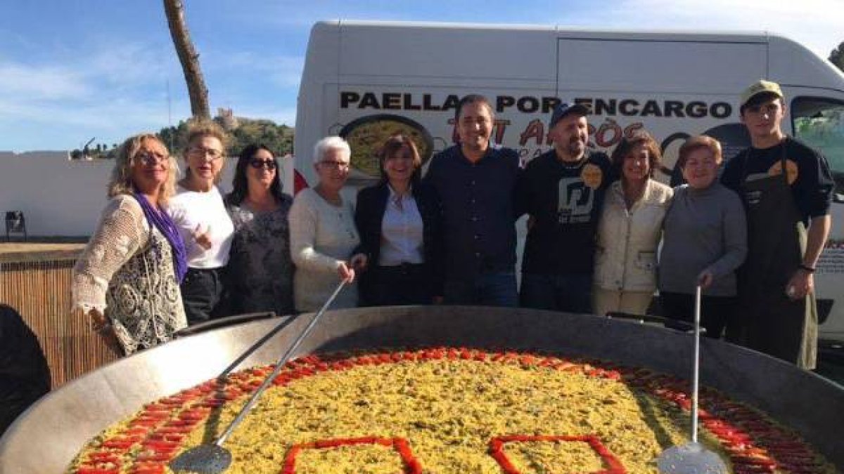 Critican a Bonig por cocinar una paella cuatribarrada