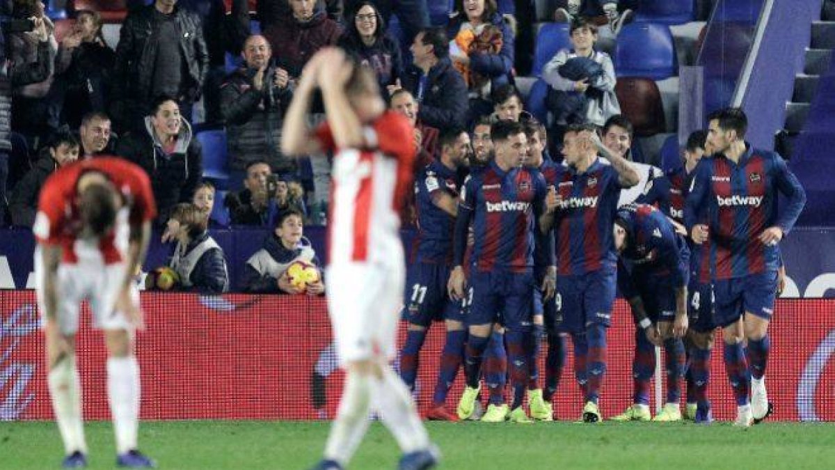 Los jugadores granotas celebran uno de los tantos